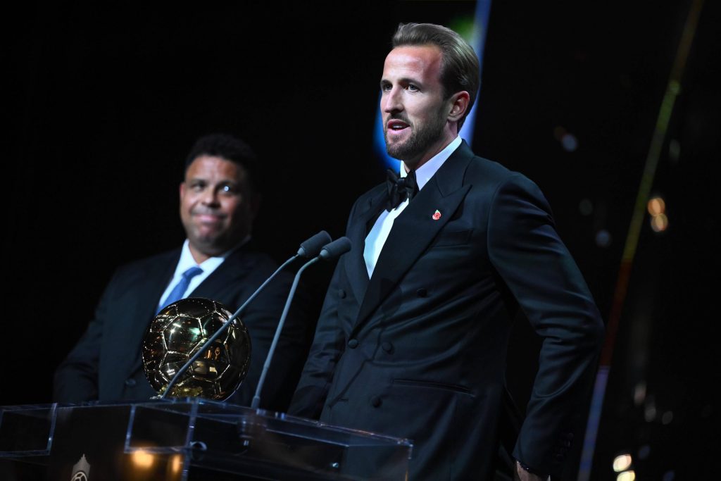 Harry Kane da su discurso como ganador del Balón de Oro 2026 junto a Ronaldo Nazario, que le entregó el premio.