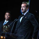 Harry Kane da su discurso como ganador del Balón de Oro 2026 junto a Ronaldo Nazario, que le entregó el premio.