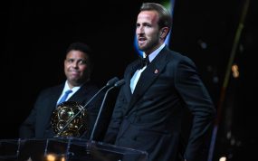 Harry Kane da su discurso como ganador del Balón de Oro 2026 junto a Ronaldo Nazario, que le entregó el premio.