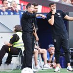 Hernán Bonvicini junto a Diego Pablo Simeone y Gabi Fernández durante el partido Atlético de Madrid - Villarreal de LaLiga 2026/27.