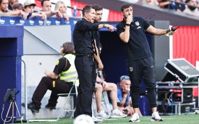 Hernán Bonvicini junto a Diego Pablo Simeone y Gabi Fernández durante el partido Atlético de Madrid - Villarreal de LaLiga 2026/27.