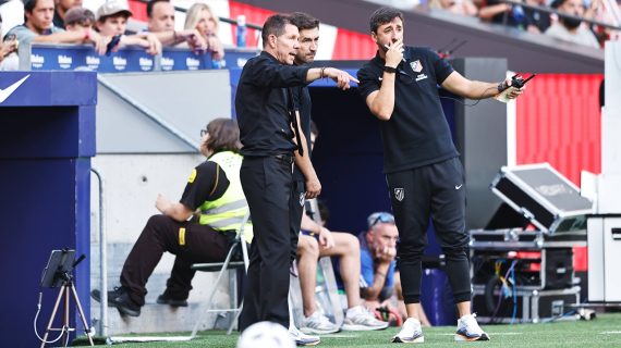 Hernán Bonvicini junto a Diego Pablo Simeone y Gabi Fernández durante el partido Atlético de Madrid - Villarreal de LaLiga 2026/27.