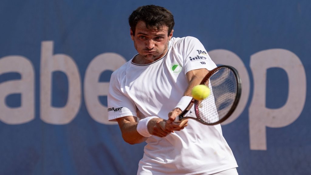 Pedro Martínez Portero ejecuta un revés a dos manos durante un partido de la Bundesliga alemana de tenis en 2026.