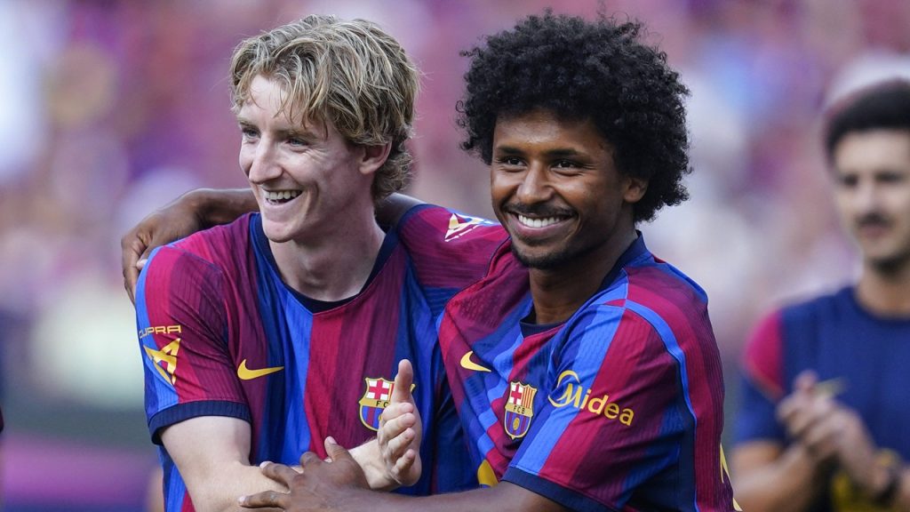 Anthony Gordon y Karim Adeyemi, abrazados durante la presentación de la plantilla del FC Barcelona en el Trofeo Gamper 2026.
