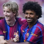 Anthony Gordon y Karim Adeyemi, abrazados durante la presentación de la plantilla del FC Barcelona en el Trofeo Gamper 2026.