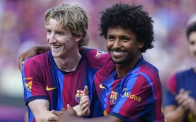 Anthony Gordon y Karim Adeyemi, abrazados durante la presentación de la plantilla del FC Barcelona en el Trofeo Gamper 2026.