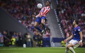 Jonathan David gana un balón aéreo ante la mirada de Diogo Dalot en el partido entre el Atlético de Madrid y el Manchester United de la fase liga de la Champions 2026/27.