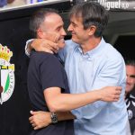 El entrenador del Burgos, Sergio Francisco, se abraza con el técnico del Granada, Pacheta, en el duelo entre ambos equipos disputado en El Plantío y correspondiente a LaLiga HyperMotion 2026/27.