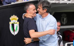 El entrenador del Burgos, Sergio Francisco, se abraza con el técnico del Granada, Pacheta, en el duelo entre ambos equipos disputado en El Plantío y correspondiente a LaLiga HyperMotion 2026/27.