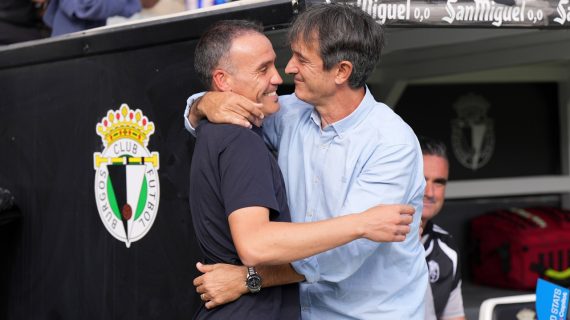 El entrenador del Burgos, Sergio Francisco, se abraza con el técnico del Granada, Pacheta, en el duelo entre ambos equipos disputado en El Plantío y correspondiente a LaLiga HyperMotion 2026/27.