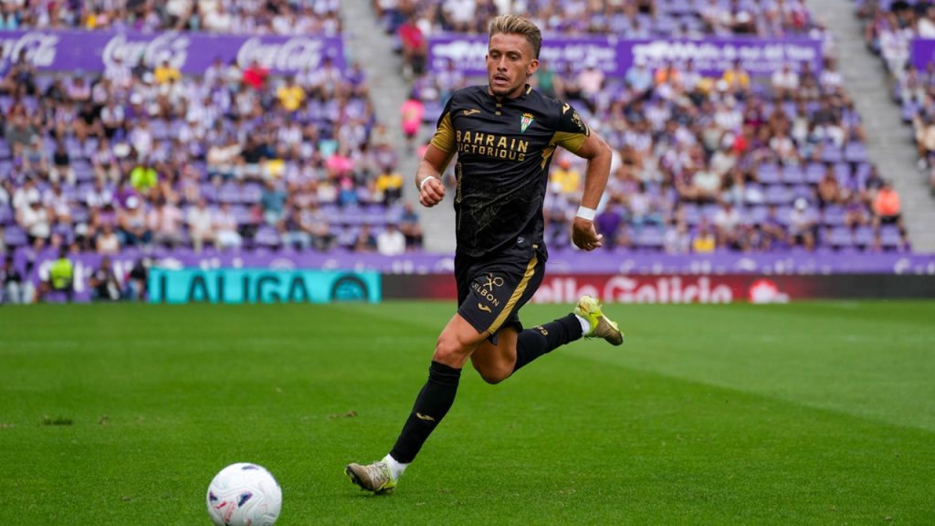 Isma Ruiz intenta controlar un balón durante el partido de Liga HyperMotion 2026/27 entre el Real Valladolid y el Córdoba.