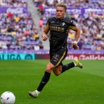 Isma Ruiz intenta controlar un balón durante el partido de Liga HyperMotion 2026/27 entre el Real Valladolid y el Córdoba.