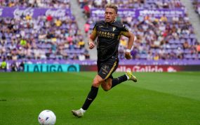 Isma Ruiz intenta controlar un balón durante el partido de Liga HyperMotion 2026/27 entre el Real Valladolid y el Córdoba.