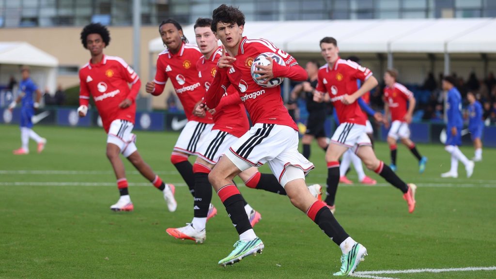 Jaume Camacho, con el balón en la mano, celebra un gol en un partido del Manchester United sub-18 ante Chelsea de la misma categoría.