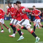 Jaume Camacho, con el balón en la mano, celebra un gol en un partido del Manchester United sub-18 ante Chelsea de la misma categoría.