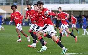 Jaume Camacho, con el balón en la mano, celebra un gol en un partido del Manchester United sub-18 ante Chelsea de la misma categoría.
