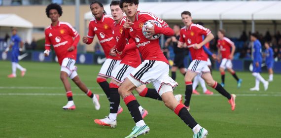 Jaume Camacho, con el balón en la mano, celebra un gol en un partido del Manchester United sub-18 ante Chelsea de la misma categoría.
