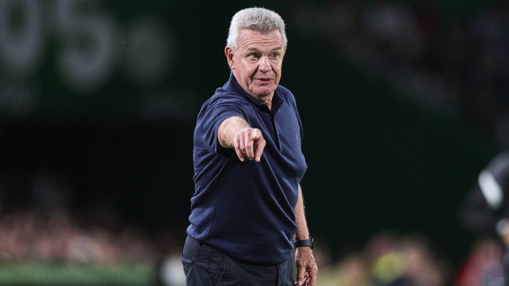 Javier Aguirre da indicaciones a sus jugadores desde la banda en el partido de su debut como entrenador del Valencia en Santander ante el Racing.