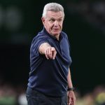 Javier Aguirre da indicaciones a sus jugadores desde la banda en el partido de su debut como entrenador del Valencia en Santander ante el Racing.