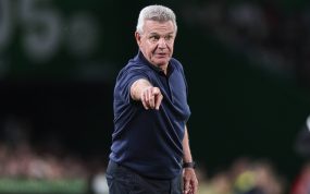 Javier Aguirre da indicaciones a sus jugadores desde la banda en el partido de su debut como entrenador del Valencia en Santander ante el Racing.