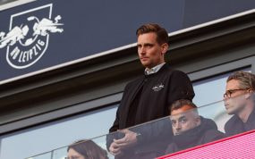 Johann Plenge en el palco del Red Bull Arena durante un partido entre el RB Leipzig y el Eintracht de Frankfurt de la Bundesliga 2026/27.
