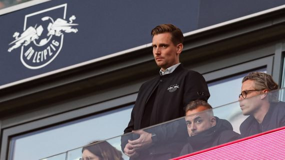 Johann Plenge en el palco del Red Bull Arena durante un partido entre el RB Leipzig y el Eintracht de Frankfurt de la Bundesliga 2026/27.