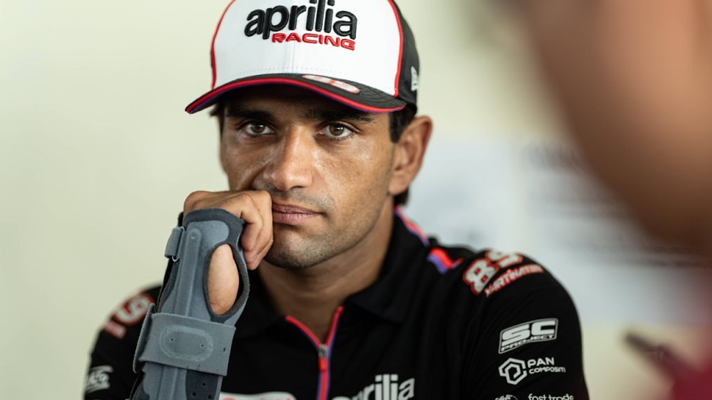 Jorge Martín, con una férula en su antebrazo, ya en Sepang, durante las horas previas al inicio de la actividad en el Gran Premio de Malasia de MotoGP 2026.