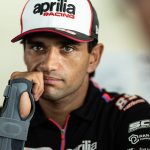 Jorge Martín, con una férula en su antebrazo, ya en Sepang, durante las horas previas al inicio de la actividad en el Gran Premio de Malasia de MotoGP 2026.