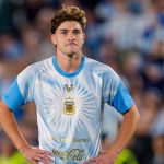 Julián Álvarez, vestido con ropa de entrenamiento de Argentina, durante el partido de despedida a Messi contra Benín.