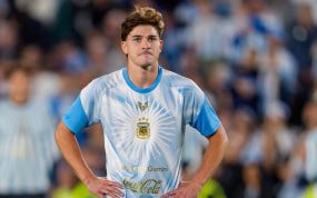 Julián Álvarez, vestido con ropa de entrenamiento de Argentina, durante el partido de despedida a Messi contra Benín.