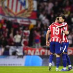 Álex Baena abraza a Julián Álvarez después de que el argentino anotase el gol de la victoria del Atlético de Madrid ante el Deportivo de A Coruña en el partido de LaLiga 2026/27.