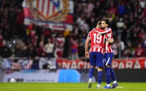 Álex Baena abraza a Julián Álvarez después de que el argentino anotase el gol de la victoria del Atlético de Madrid ante el Deportivo de A Coruña en el partido de LaLiga 2026/27.