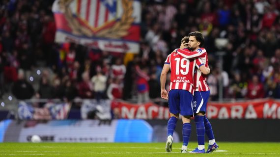 Álex Baena abraza a Julián Álvarez después de que el argentino anotase el gol de la victoria del Atlético de Madrid ante el Deportivo de A Coruña en el partido de LaLiga 2026/27.