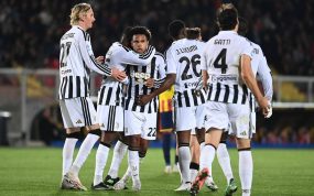 Varios futbolistas de la Juventus celebran juntos el gol de Weston McKennie contra el Lecce en la Serie A 2026/27.
