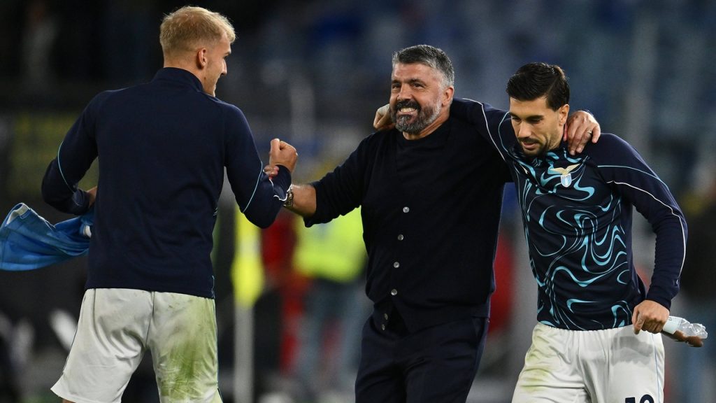 Gennaro Gattuso se abraza a sus futbolistas Mattia Zaccagni y Gustav Isaksen tras la victoria de la Lazio por 2-1 frente al Parma en la Serie A 2026/27.
