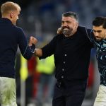 Gennaro Gattuso se abraza a sus futbolistas Mattia Zaccagni y Gustav Isaksen tras la victoria de la Lazio por 2-1 frente al Parma en la Serie A 2026/27.
