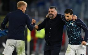 Gennaro Gattuso se abraza a sus futbolistas Mattia Zaccagni y Gustav Isaksen tras la victoria de la Lazio por 2-1 frente al Parma en la Serie A 2026/27.