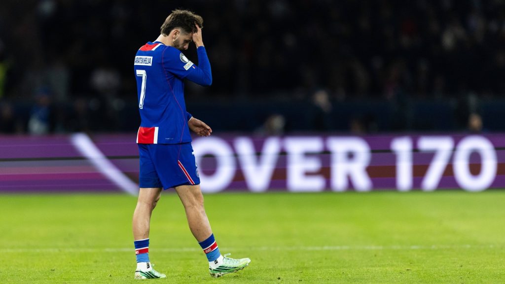 Khvicha Kvaratskhelia se lleva la mano a la cabeza durante el partido entre el PSG y el FC Barcelona de la fase liga de la Champions League 2026/27.
