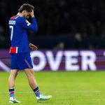 Khvicha Kvaratskhelia se lleva la mano a la cabeza durante el partido entre el PSG y el FC Barcelona de la fase liga de la Champions League 2026/27.