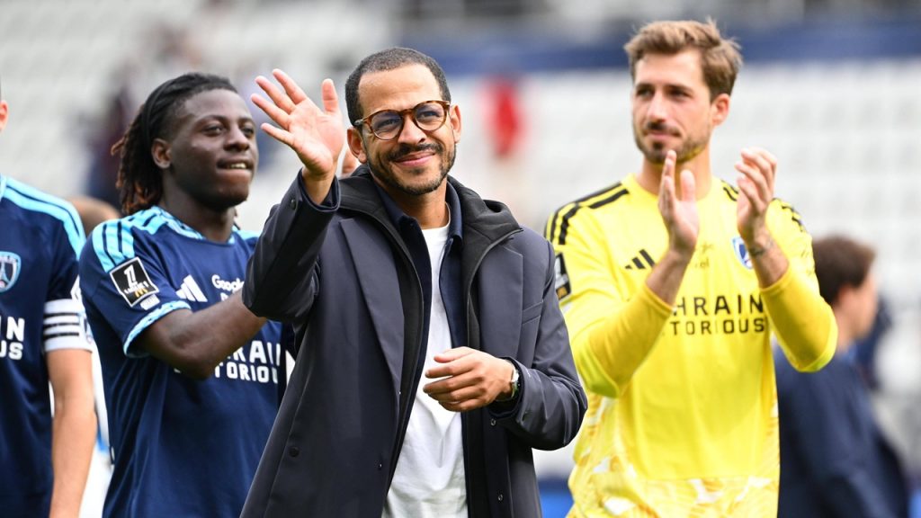 Liam Rosenior celebra de manera ostentosa la victoria a domicilio de su equipo actual, el Paris FC, ante el Estrasburgo en la Ligue 1 2026/27.