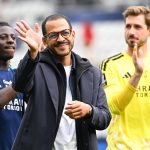 Liam Rosenior celebra de manera ostentosa la victoria a domicilio de su equipo actual, el Paris FC, ante el Estrasburgo en la Ligue 1 2026/27.