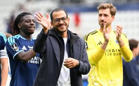 Liam Rosenior celebra de manera ostentosa la victoria a domicilio de su equipo actual, el Paris FC, ante el Estrasburgo en la Ligue 1 2026/27.
