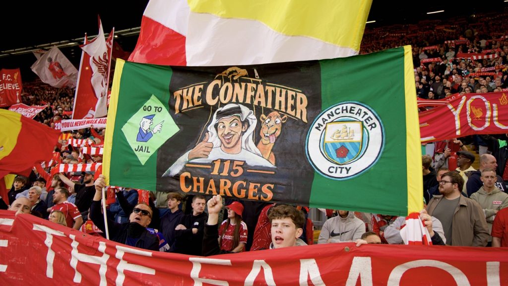 Imagen de una pancarta en una parte de la grada del estadio de Anfield durante el Liverpool - Manchester City de la Premier League 2026/27.