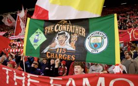 Imagen de una pancarta en una parte de la grada del estadio de Anfield durante el Liverpool - Manchester City de la Premier League 2026/27.