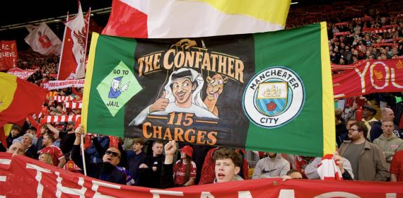 Imagen de una pancarta en una parte de la grada del estadio de Anfield durante el Liverpool - Manchester City de la Premier League 2026/27.