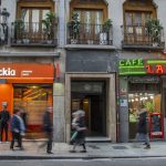 Fachada de un local de Luckia, situado en la Calle Atocha, en el centro de Madrid.