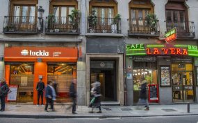 Fachada de un local de Luckia, situado en la Calle Atocha, en el centro de Madrid.