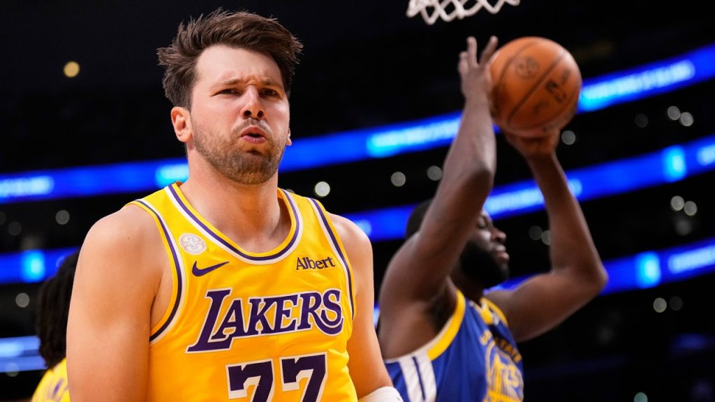 Luka Doncic celebra una canasta en el primer partido de la NBA 2026/27 entre Los Ángeles Lakers y Golden State Warriors.