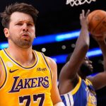 Luka Doncic celebra una canasta en el primer partido de la NBA 2026/27 entre Los Ángeles Lakers y Golden State Warriors.