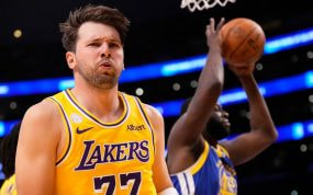 Luka Doncic celebra una canasta en el primer partido de la NBA 2026/27 entre Los Ángeles Lakers y Golden State Warriors.